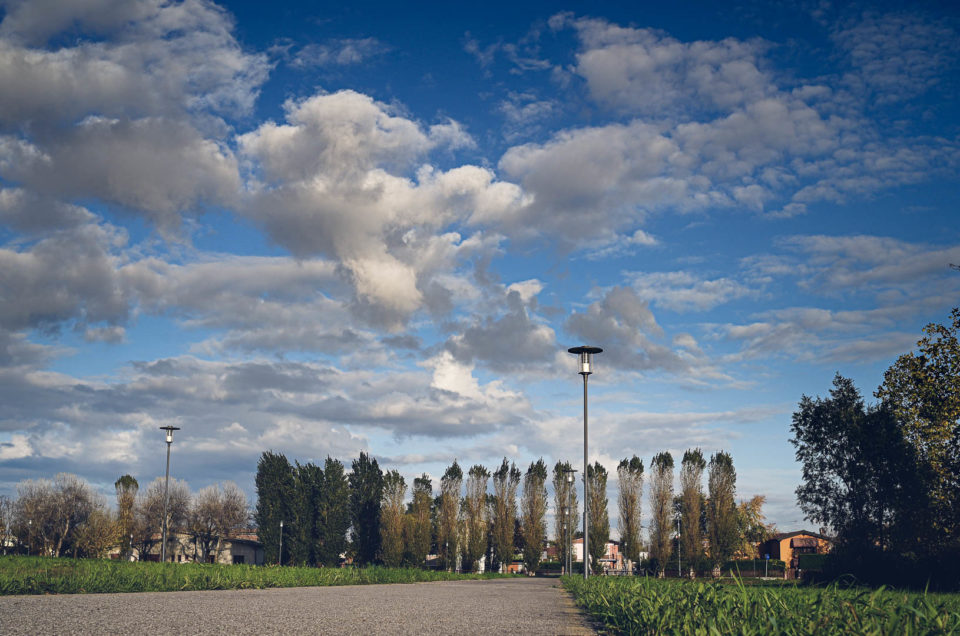 fotogramma di un time lapse con ciclabile, alberi e nuvole